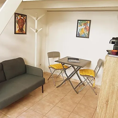 Апартаменты Joli Proche Tram Et Au Calme